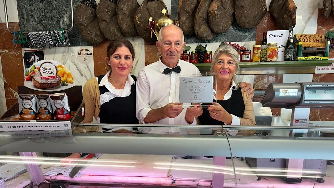 Dino Gavazzi ed Emma Frosini con Rita, dietro il bancone delle storico negozio Dino Gavazzi ed Emma Frosini con Rita, dietro il bancone delle storico negozio