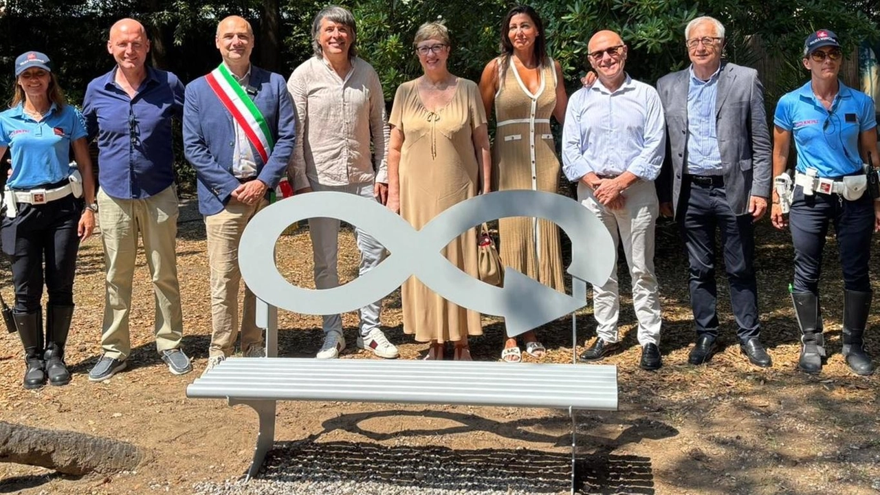 "Steelosa", tra ambiente e bellezza. Ecco la panchina in acciaio riciclabile