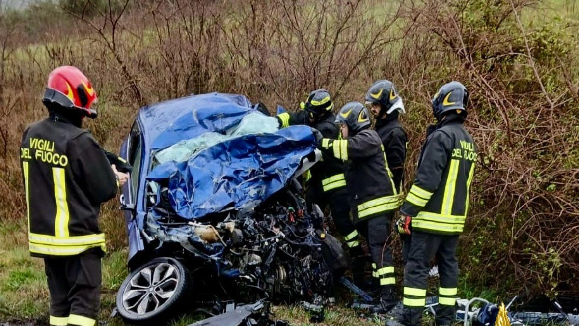 L’auto in cui ieri l’altro ha perso la vita Maurizio Franchi, 44 anni, di Vada sulla strada statale 68. L’auto è finita contro un camion. Nell’incidente sono rimaste ferite anche due donne a bordo di una seconda auto L’auto in cui ieri l’altro ha perso la vita Maurizio Franchi, 44 anni, di Vada sulla strada statale 68. L’auto è finita contro un camion. Nell’incidente sono rimaste ferite anche due donne a bordo di una seconda auto