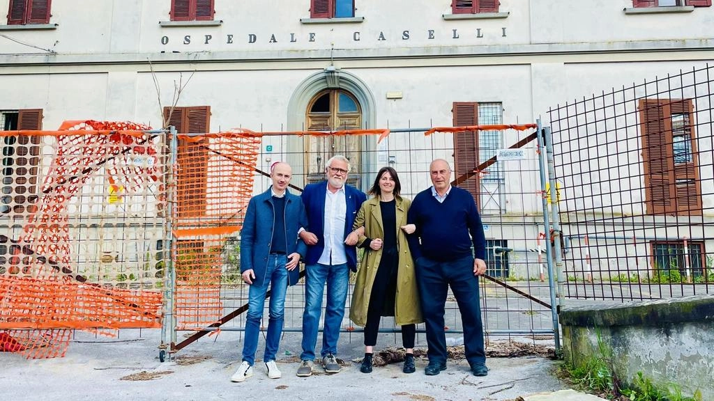 I consiglieri di opposizione davanti all’ex ospedale Caselli che attende da tempo di essere ristrutturato. Oggi chiedono quale può essere il destino dell’edificio I consiglieri di opposizione davanti all’ex ospedale Caselli che attende da tempo di essere ristrutturato. Oggi chiedono quale può essere il destino dell’edificio