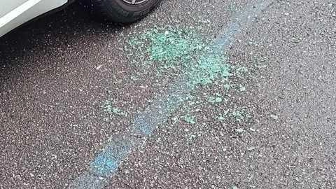 Danneggiate le macchine parcheggiate davanti alle terme Tettuccio Danneggiate le macchine parcheggiate davanti alle terme Tettuccio