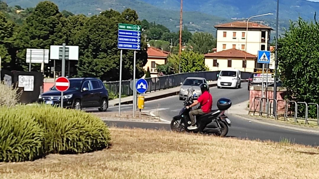 Una passerella ciclopedonale sul fiume Arno. verrà realizzata in parallelo al ponte Ipazia D’Alessandria e che agevolerà il flusso del traffico Una passerella ciclopedonale sul fiume Arno. verrà realizzata in parallelo al ponte Ipazia D’Alessandria e che agevolerà il flusso del traffico