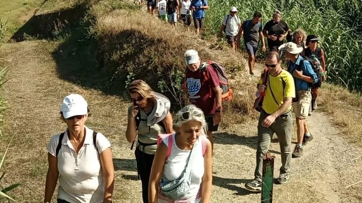 I pellegrini che percorrono il Cammino di San Jacopo che collega Prato a Pistoia, camminano per. una tappa di ventisette chilometri I pellegrini che percorrono il Cammino di San Jacopo che collega Prato a Pistoia, camminano per. una tappa di ventisette chilometri
