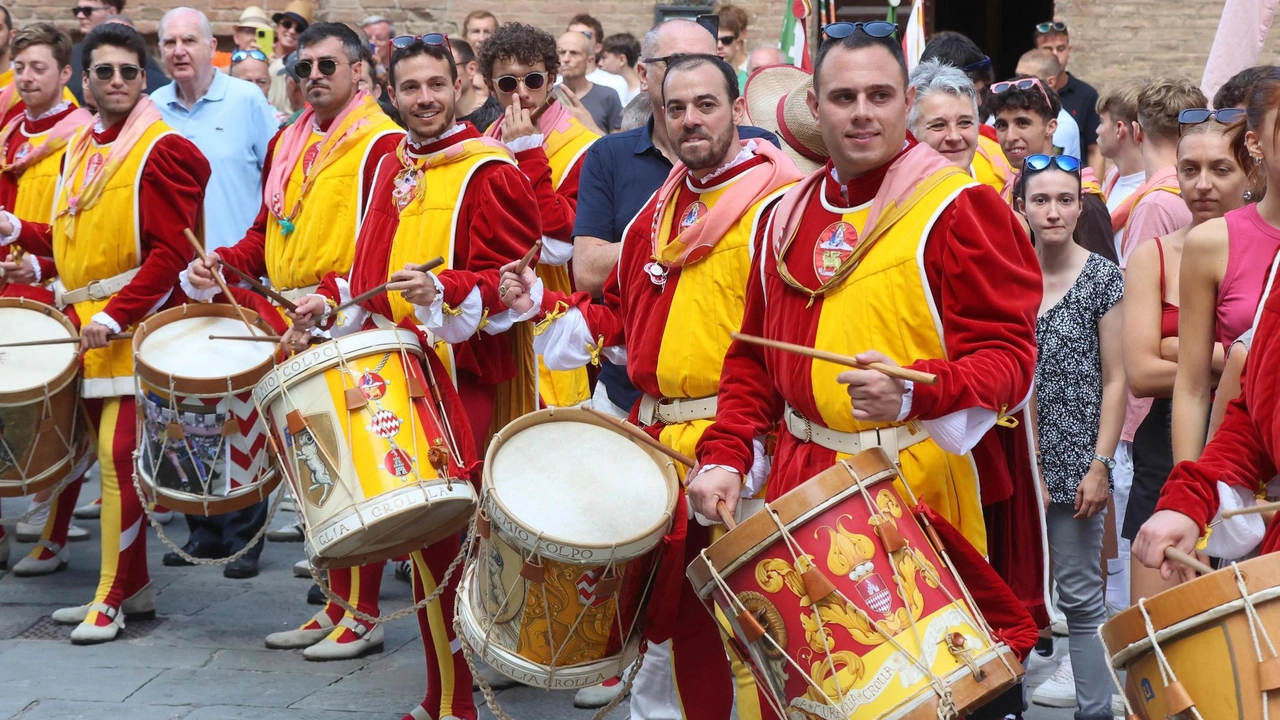 Ieri il giro della vittoria con tantissimi contradaioli al seguito della comparsa. Fa il giro dei social il video che testimonia la commozione dell’ex priore Chiantini.