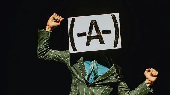 A La città del Teatro esplora il tema della comunicazione superficiale nell’era digitale