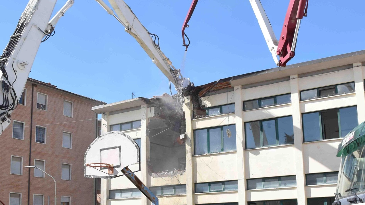 Le gigantesche ’pinze’ attaccano la scuola Dante Alighieri per la demolizione Le gigantesche ’pinze’ attaccano la scuola Dante Alighieri per la demolizione