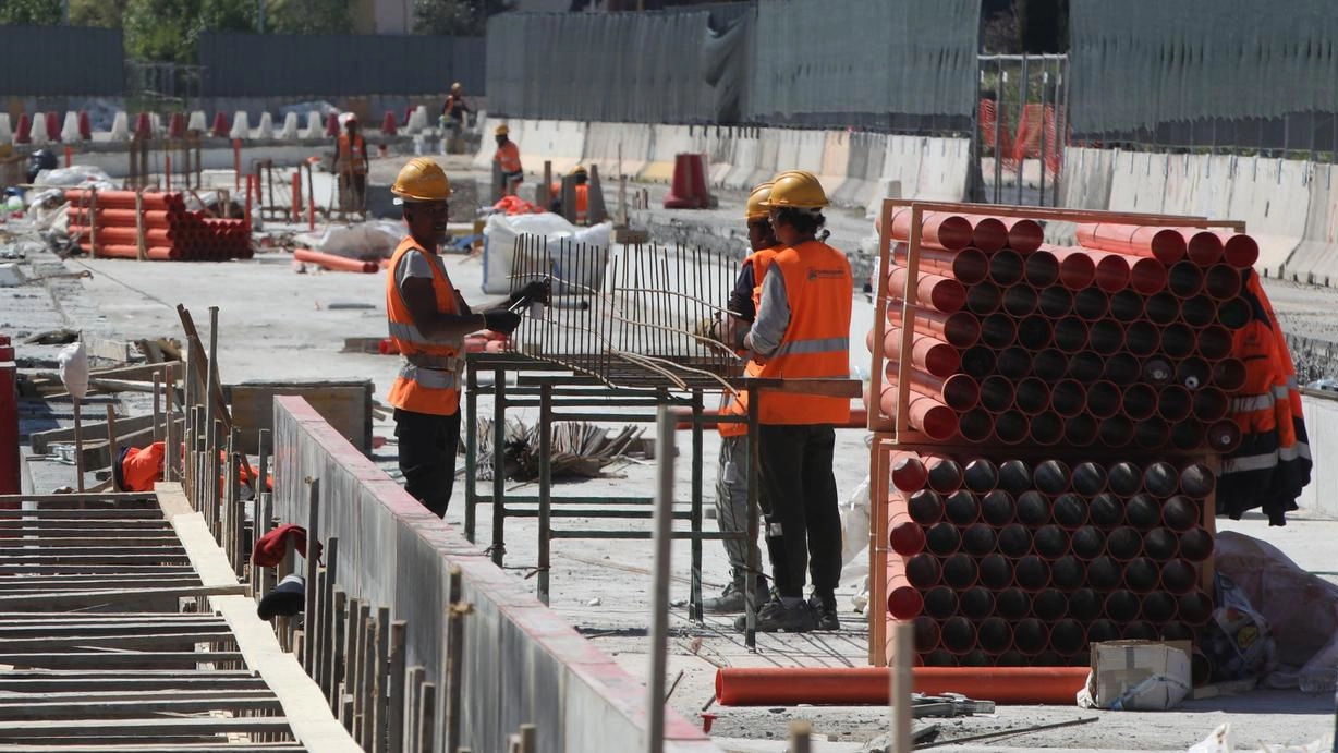 Con il proliferare dei cantieri la sosta selvaggia lungo i viali rischia di creare il caos. I vigili controllano ma i rallentamenti ci sono. E il ritorno massiccio dei visitatori preoccupa.