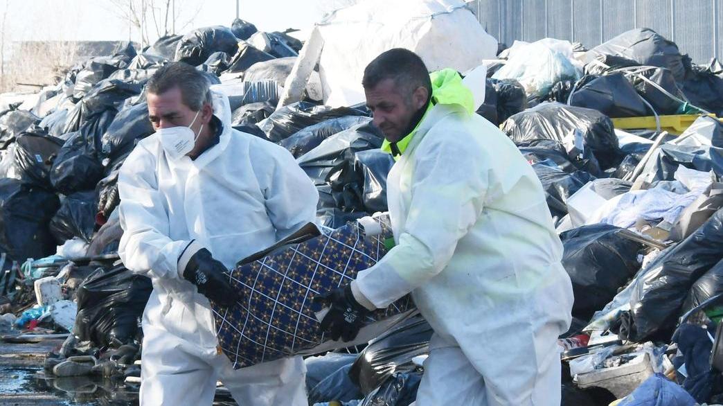 maxi operazione al campo nomadi di via ciliegiole scoperta discarica abusiva di rifiuti pericolosi da Lanazione.it maxi operazione al campo nomadi di via ciliegiole scoperta discarica abusiva di rifiuti pericolosi
