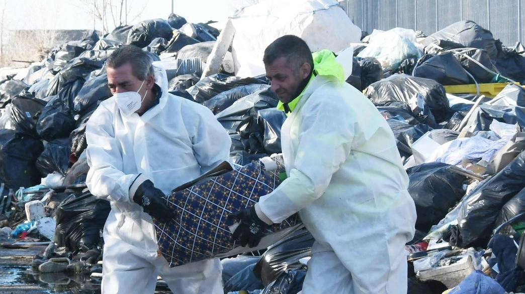 Blitz al campo nomadi di Pistoia: trovati rifiuti pericolosi per la sicurezza ambientale e la salute pubblica (foto repertorio) Blitz al campo nomadi di Pistoia: trovati rifiuti pericolosi per la sicurezza ambientale e la salute pubblica (foto repertorio)