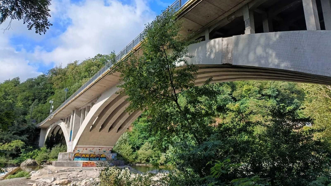 Il ponte sul fiume Vara, lungo la provinciale 566, sarà interessato da lavori di manutenzione per diversi mesi Il ponte sul fiume Vara, lungo la provinciale 566, sarà interessato da lavori di manutenzione per diversi mesi