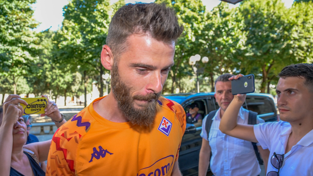 David De Gea è stato presentato oggi come nuovo portiere della Fiorentina. Il portiere spagnolo, 34 anni, è reduce da un anno di inattività: "Ho scelto subito Firenze" David De Gea è stato presentato oggi come nuovo portiere della Fiorentina. Il portiere spagnolo, 34 anni, è reduce da un anno di inattività: "Ho scelto subito Firenze"