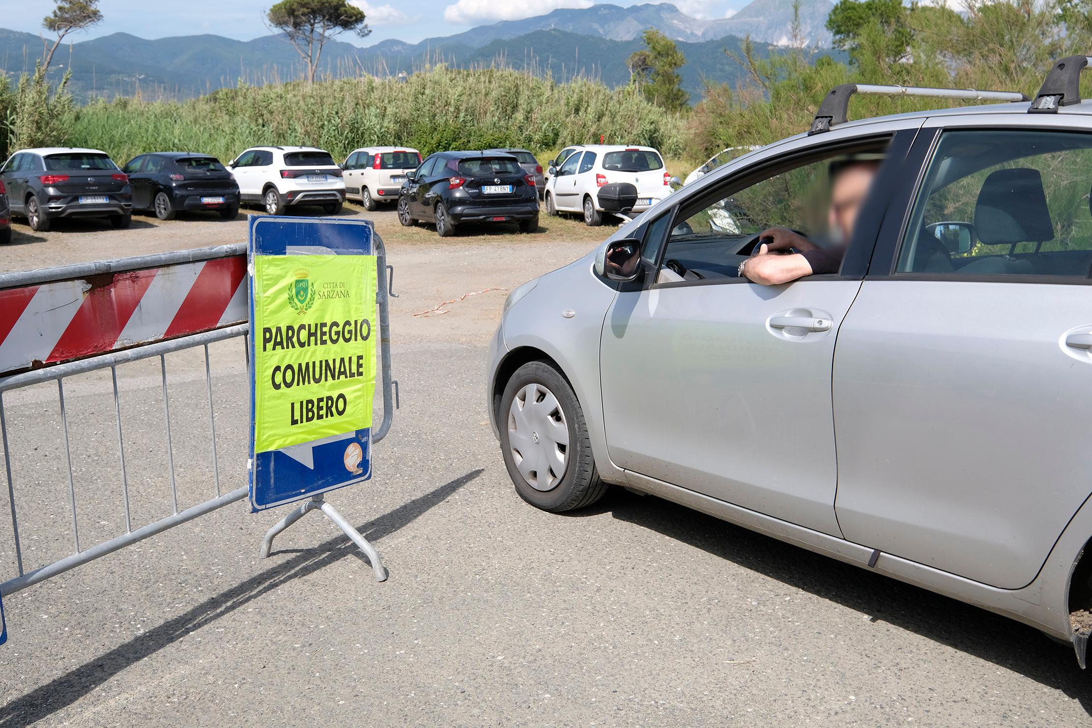 Il caos dei parcheggi. “Pochi gli stalli gratuiti, il mare così è un lusso”