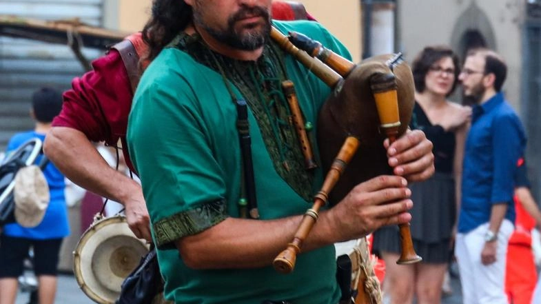 A Fucecchio torna la magia di Salamarzana con la 15esima edizione, un viaggio nel Medioevo tra giullari, falconeria e mercato medievale. Il 7 e 8 settembre la città si trasforma in un'epica terra di cavalieri e dame, con spettacoli, attrazioni e il concorso fotografico "Il Medioevo di Salamarzana in uno scatto". Un evento gratuito che celebra la storia e la tradizione di Fucecchio. A Fucecchio torna la magia di Salamarzana con la 15esima edizione, un viaggio nel Medioevo tra giullari, falconeria e mercato medievale. Il 7 e 8 settembre la città si trasforma in un'epica terra di cavalieri e dame, con spettacoli, attrazioni e il concorso fotografico "Il Medioevo di Salamarzana in uno scatto". Un evento gratuito che celebra la storia e la tradizione di Fucecchio.