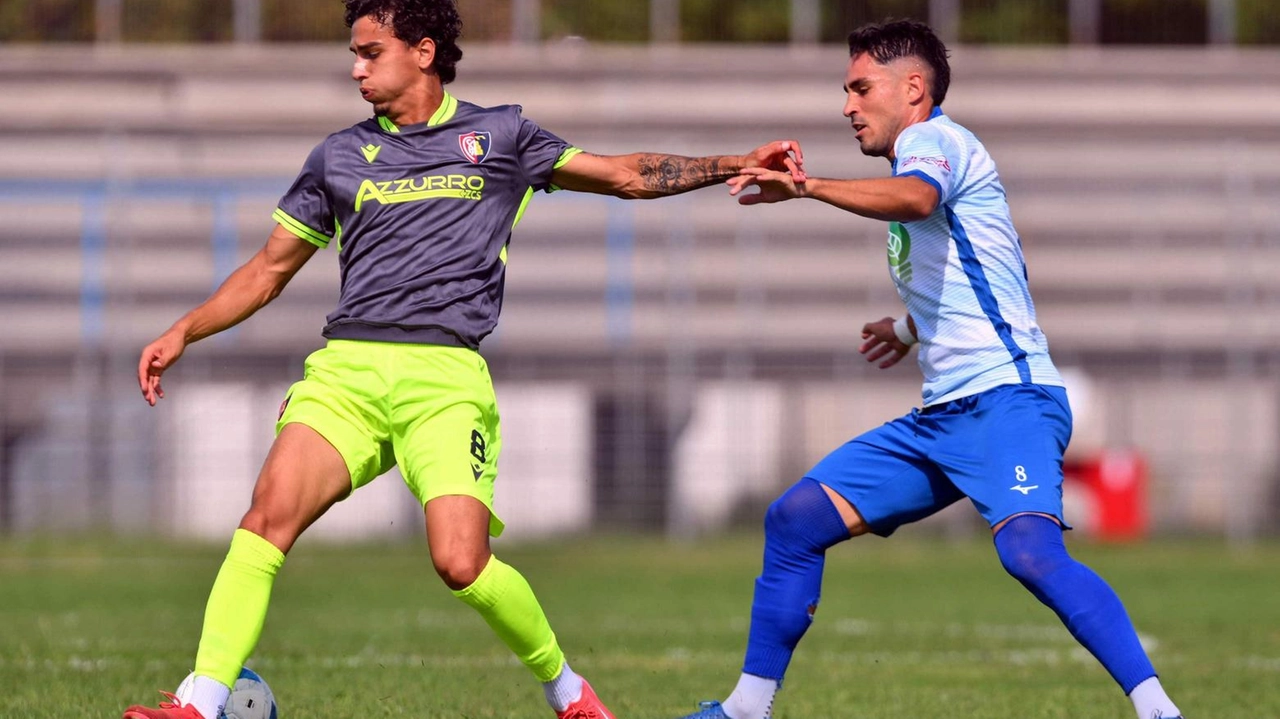 Kondaj Esmeraldo del Montevarchi in azione al Blasone contro il Foligno. L’attaccante si è messo in mostra nella fase di. ripresa dei rossoblu Kondaj Esmeraldo del Montevarchi in azione al Blasone contro il Foligno. L’attaccante si è messo in mostra nella fase di. ripresa dei rossoblu