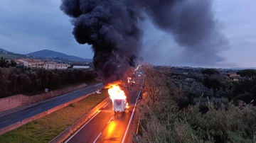 “Scene da guerriglia”. Camion e furgoni per bloccare il portavalori, poi l’assalto