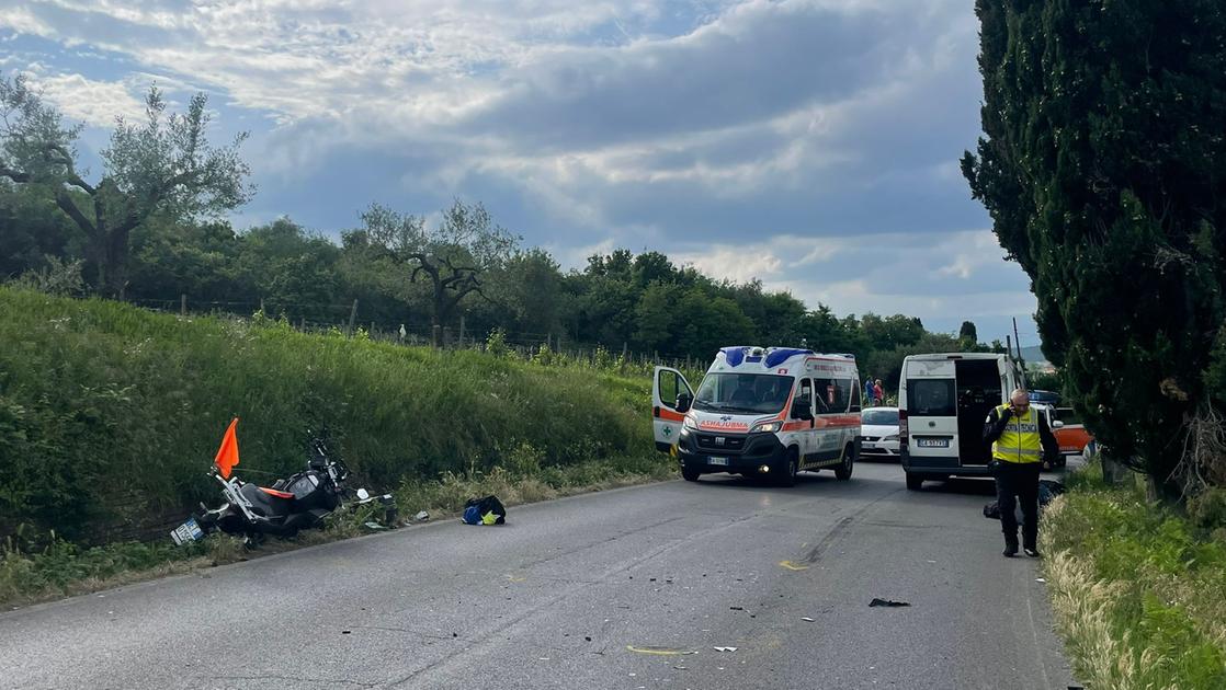 Motostaffetta travolta da un furgone alla gara ciclistica, morto il motociclista
