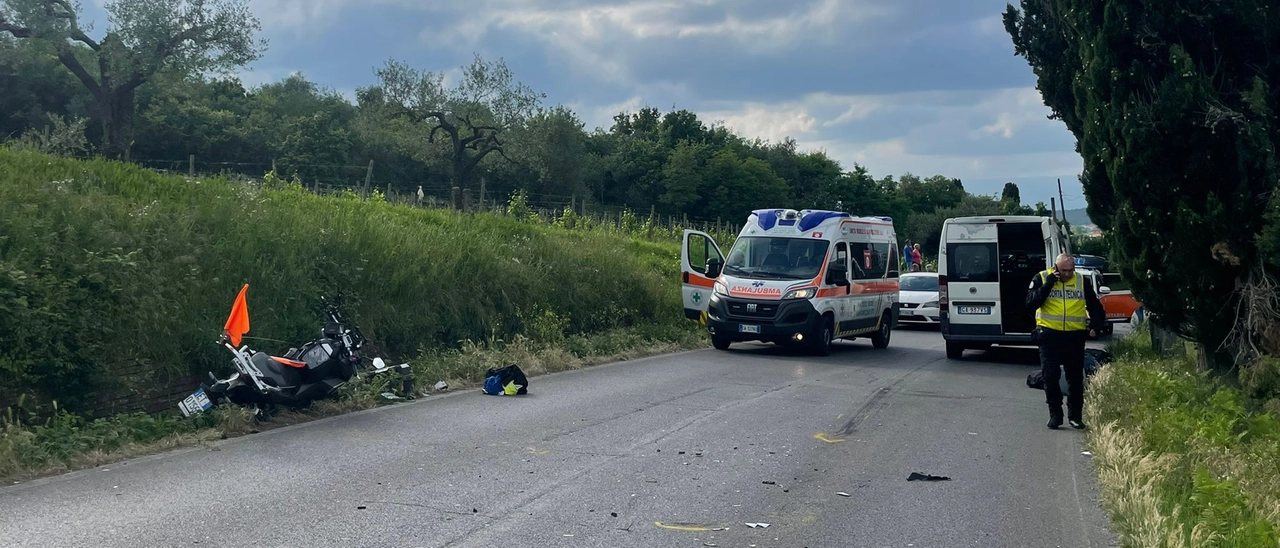 Moto staffetta travolta da un furgone alla gara ciclistica, morto il motociclista