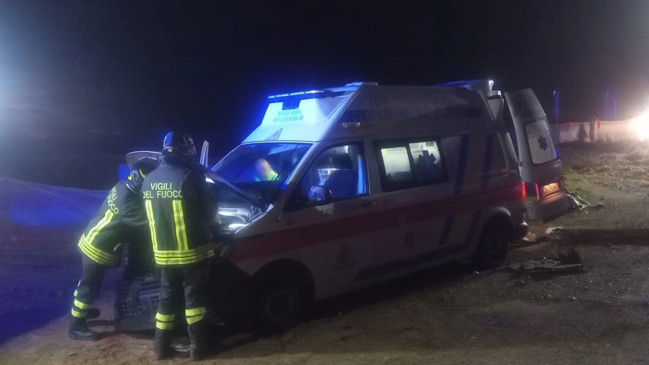 L'ambulanza coinvolta nell'incidente stradale L'ambulanza coinvolta nell'incidente stradale