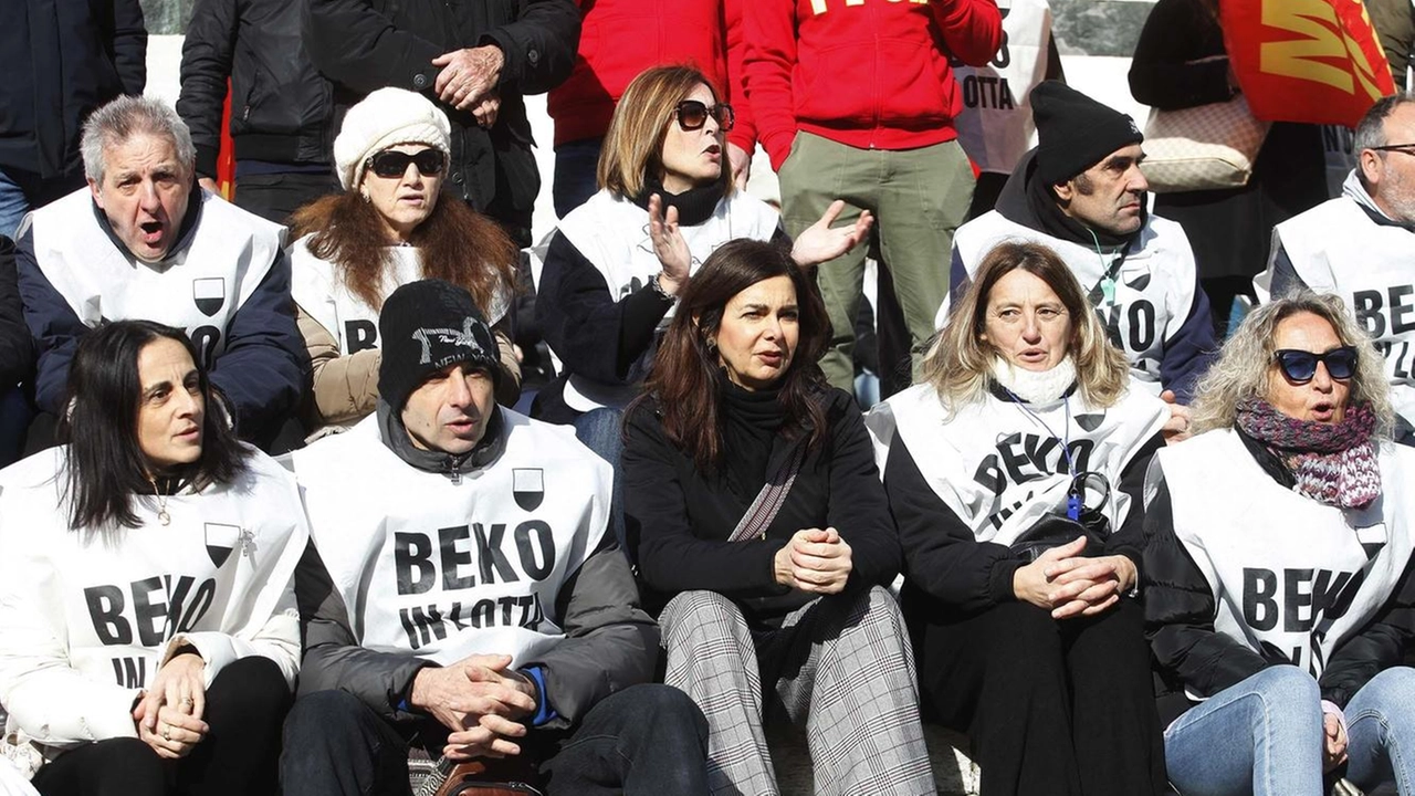 La parlamentare del Pd, Laura Boldrini, con i lavoratori del sito Beko di Siena durante l’ultima manifestazione di protesta La parlamentare del Pd, Laura Boldrini, con i lavoratori del sito Beko di Siena durante l’ultima manifestazione di protesta