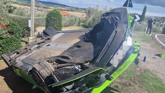 La Lamborghini capottata nella zona artigianale di Pienza; in basso l’intervento dei vigili del fuoco che l’hanno messa in sicurezza La Lamborghini capottata nella zona artigianale di Pienza; in basso l’intervento dei vigili del fuoco che l’hanno messa in sicurezza