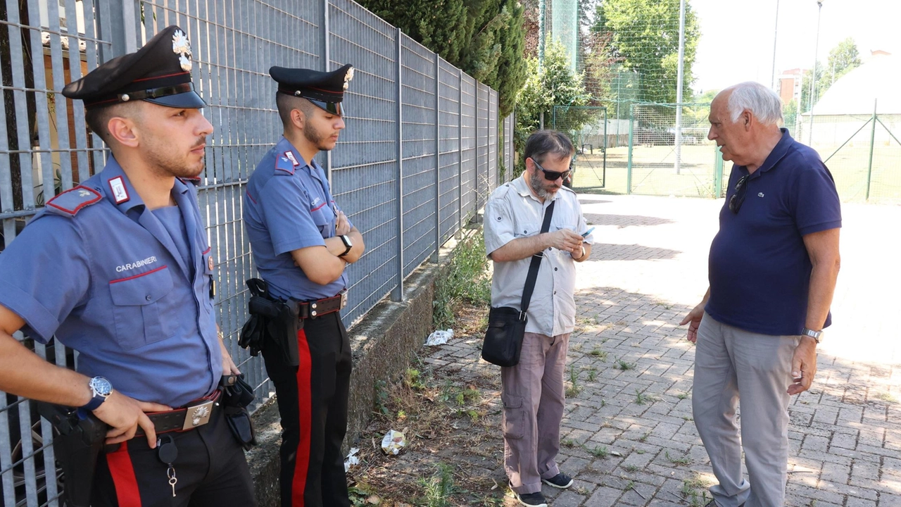 Il piantone dei carabinieri per evitare che la struttura venga rioccupata