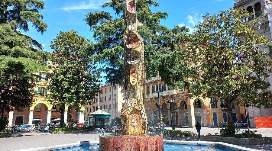 https://www.lanazione.it/image-service/view/acePublic/alias/contentid/NDI4ZjU3MzUtOGVkOS00/0/la-fontana-di-piazza-brin.jpeg