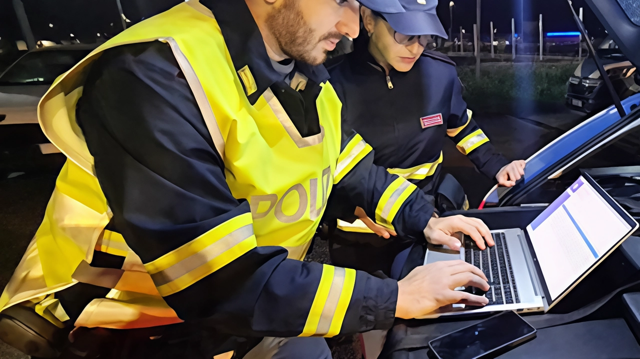 Per i tre fermati dalla polizia stradale sono scattate le manette. Ne fuga hanno urtato l’auto della polizia Per i tre fermati dalla polizia stradale sono scattate le manette. Ne fuga hanno urtato l’auto della polizia