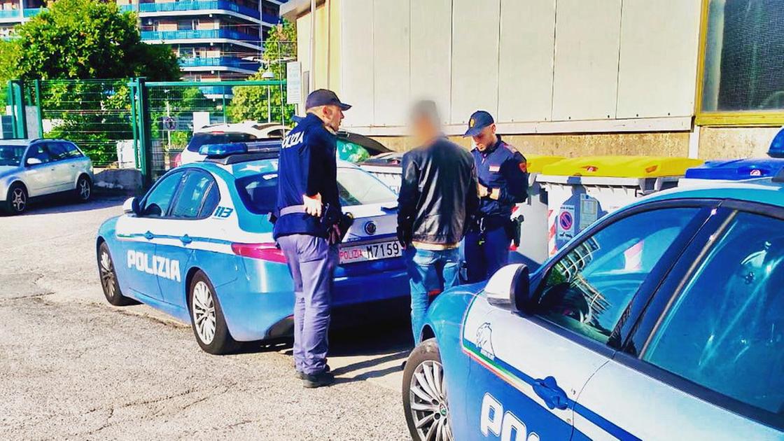 Controlli mirati nel quartiere. Preso con droga e tessera rubata