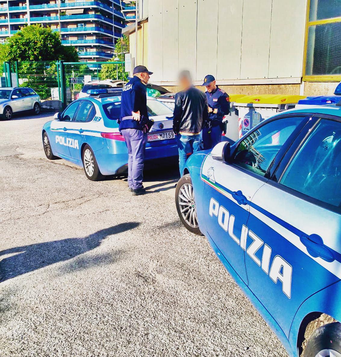 Controlli mirati nel quartiere. Preso con droga e tessera rubata