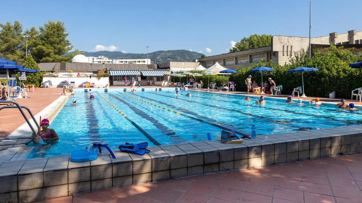 Secondo le analisi del Centro Nuoto Montecatini, gestore delle piscine comunali, la copertura della vasca estiva sarebbe estremamente dispendiosa Secondo le analisi del Centro Nuoto Montecatini, gestore delle piscine comunali, la copertura della vasca estiva sarebbe estremamente dispendiosa