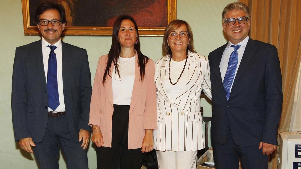 La professoressa Piomboni con Isabella Nicoli e i docenti. Mandalà e. Salerni La professoressa Piomboni con Isabella Nicoli e i docenti. Mandalà e. Salerni