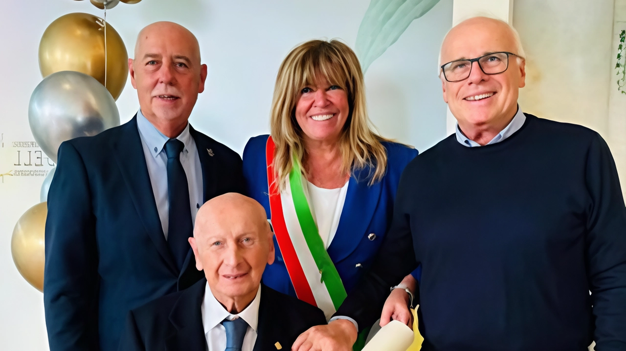 Il Comune di Pisa festeggia il 100esimo compleanno di Loris Vignali, ex lavoratore della Cimasa. Auguri e omaggi da parte della consigliera Mancini. Il Comune di Pisa festeggia il 100esimo compleanno di Loris Vignali, ex lavoratore della Cimasa. Auguri e omaggi da parte della consigliera Mancini.