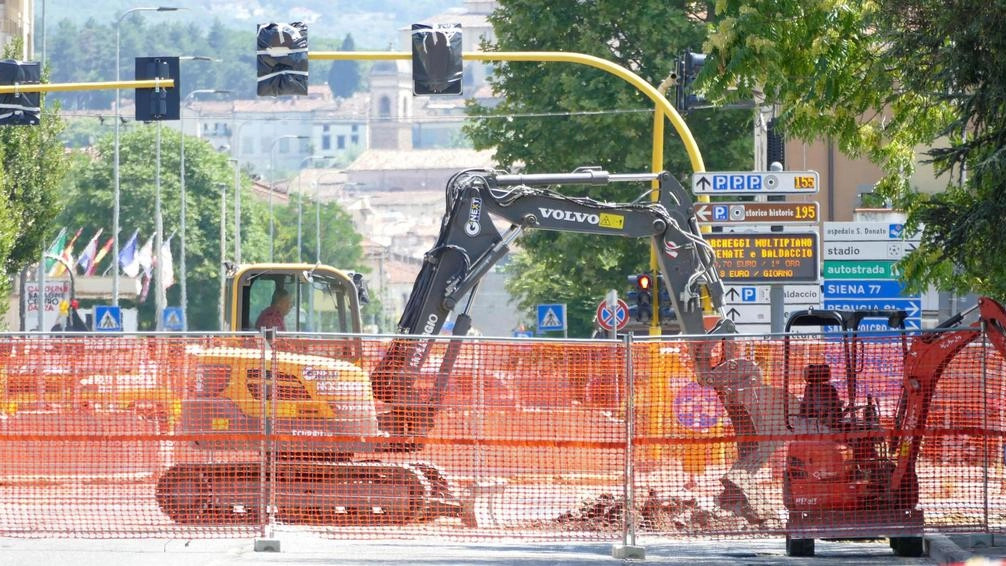 Il cantiere di via Fiorentina ha visto tornare all’opera le ruspe nella giornata di ieri