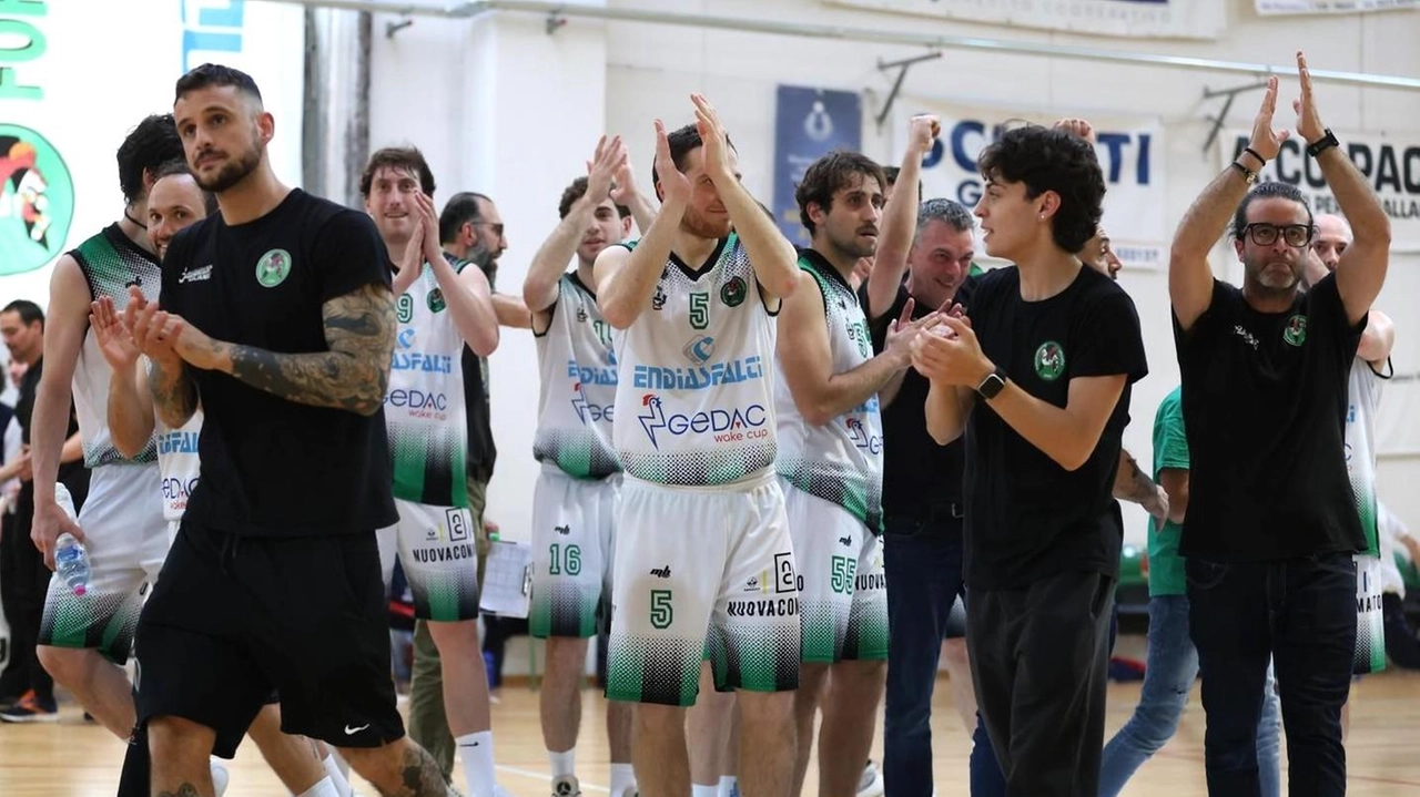 L’Endiasfalti saluta il pubblico al termine di una ottima gara-1