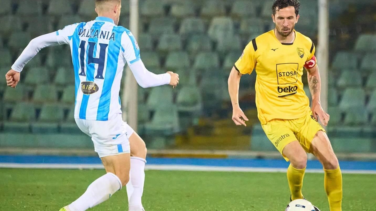Sì, manca l’ufficialità del rinnovo del contratto, ma Luca Simeoni (nella foto) vestirà ancora la maglia della Pianese. Questioni di... Sì, manca l’ufficialità del rinnovo del contratto, ma Luca Simeoni (nella foto) vestirà ancora la maglia della Pianese. Questioni di...