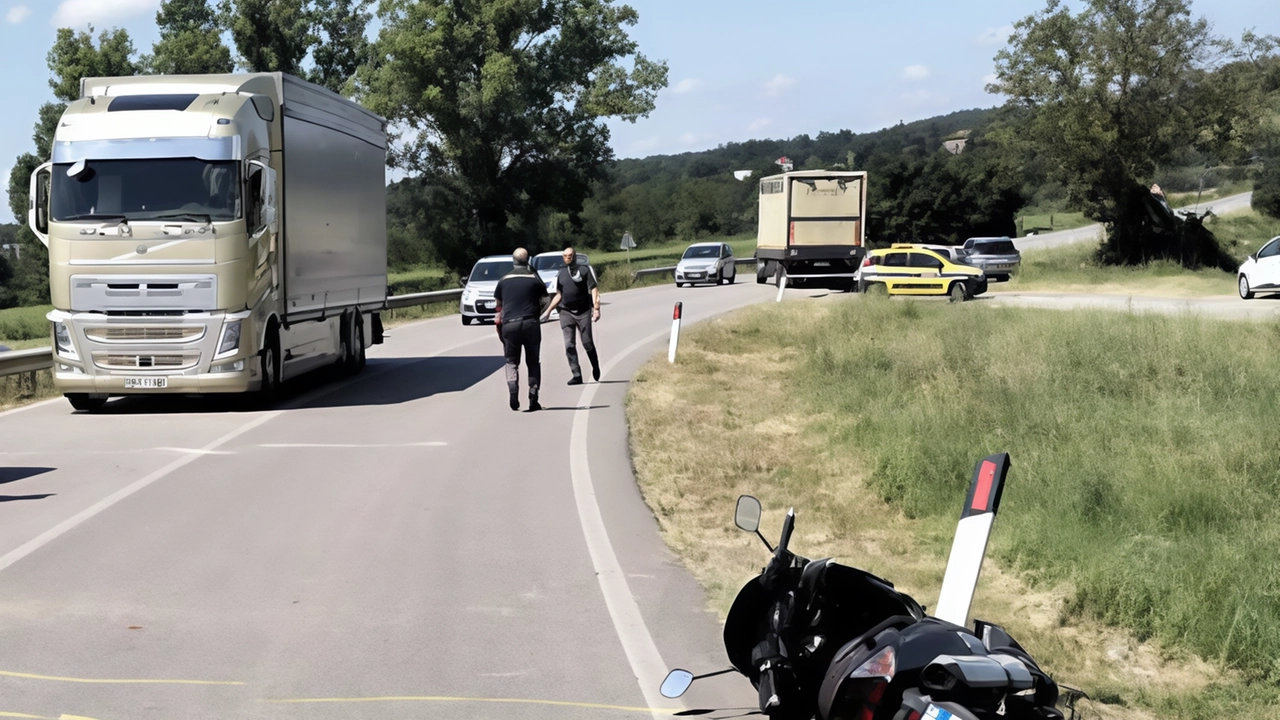 Il luogo dell’incidente con la moto del 38enne adagiata sul ciglio della strada dopo la caduta che è costata il ricovero del centauro Il luogo dell’incidente con la moto del 38enne adagiata sul ciglio della strada dopo la caduta che è costata il ricovero del centauro