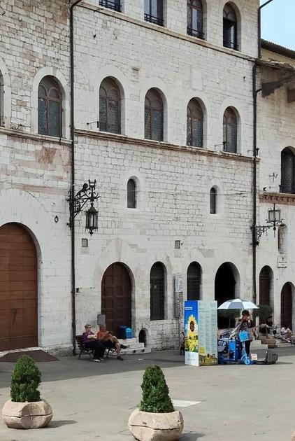 manutenzione scontro aperto scintille per la cura di assisi tra comune e opposizione