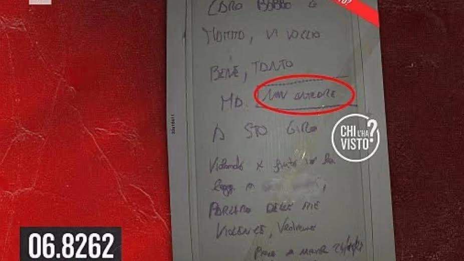 Il cartello scritto a penna è stato trovato appeso a un albero di piazza Italia, nell’area di sosta dei pullman di linea Il cartello scritto a penna è stato trovato appeso a un albero di piazza Italia, nell’area di sosta dei pullman di linea