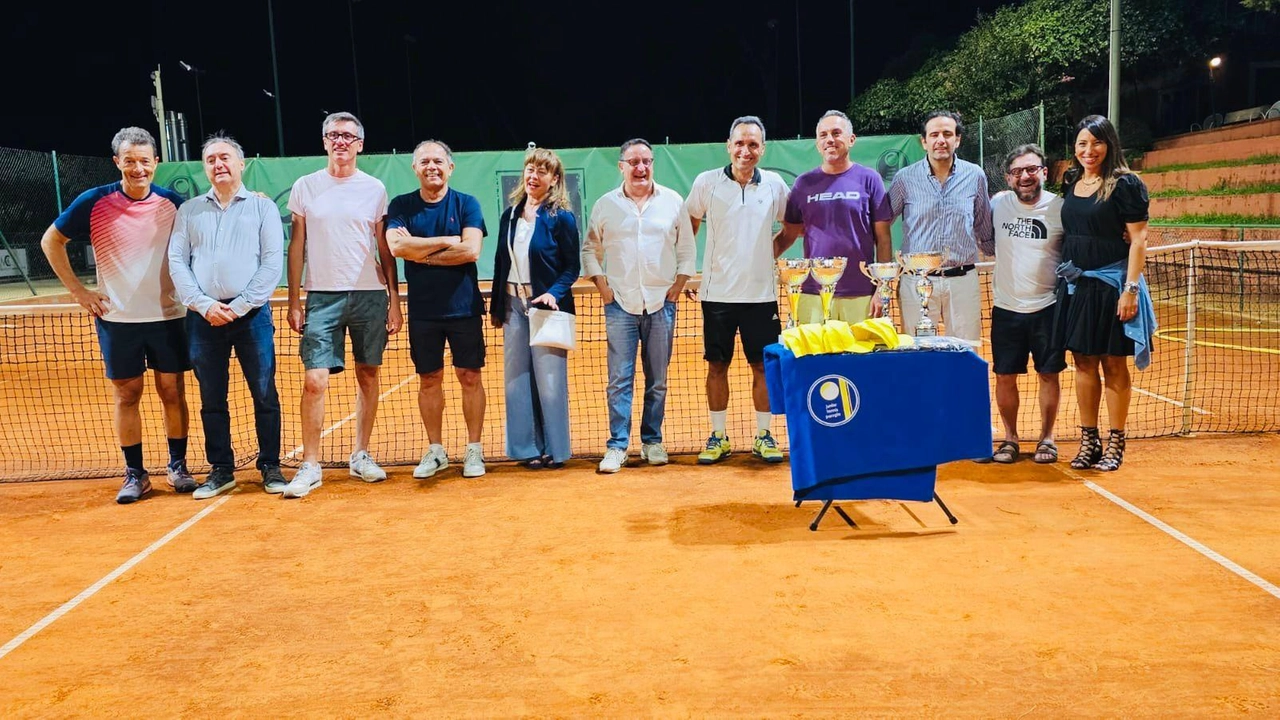 Dalle aule dei Tribunali alla terra rossa. Si è concluso ieri con grande entusiasmo il torneo di tennis degli avvocati... Dalle aule dei Tribunali alla terra rossa. Si è concluso ieri con grande entusiasmo il torneo di tennis degli avvocati...