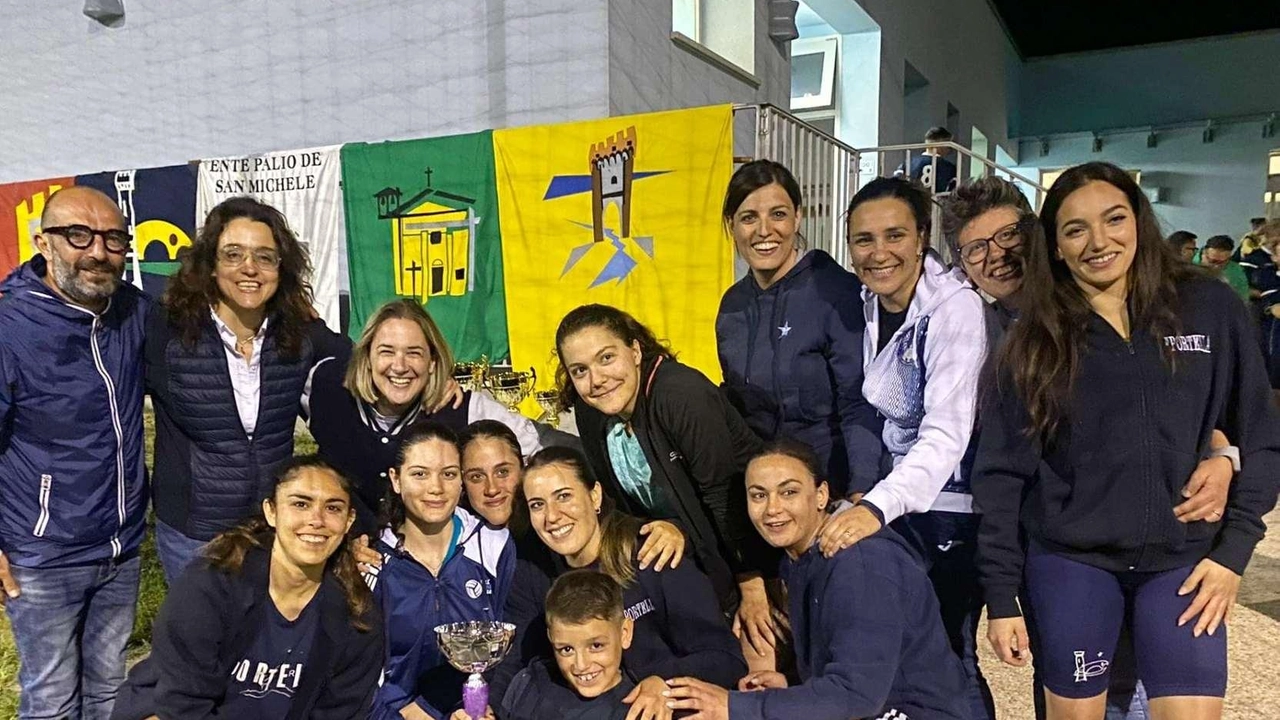 La squdra di beach volley del rione Portella che ha vinto il torneo Poi i maschi hanno ottenuto il bis nel calcio a cinque La squdra di beach volley del rione Portella che ha vinto il torneo Poi i maschi hanno ottenuto il bis nel calcio a cinque