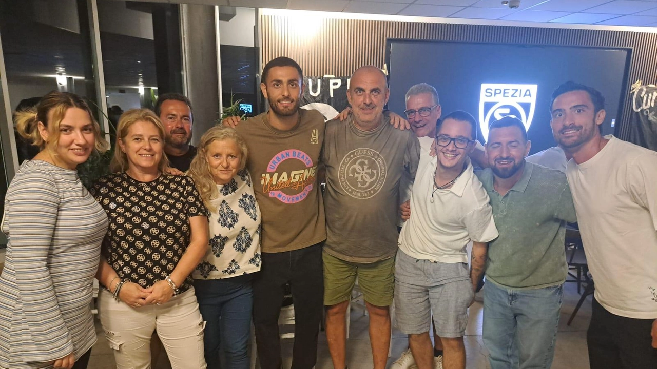 Tifosi aquilotti ancora una volta protagonisti sul fronte della solidarietà. Ben 150 i partecipanti alla cena benefica organizzata dal gruppo... Tifosi aquilotti ancora una volta protagonisti sul fronte della solidarietà. Ben 150 i partecipanti alla cena benefica organizzata dal gruppo...