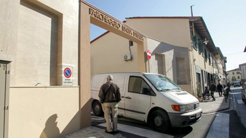 Il parcheggio ostaggio del degrado: "Rifiuti e schiamazzi tutta la notte"
