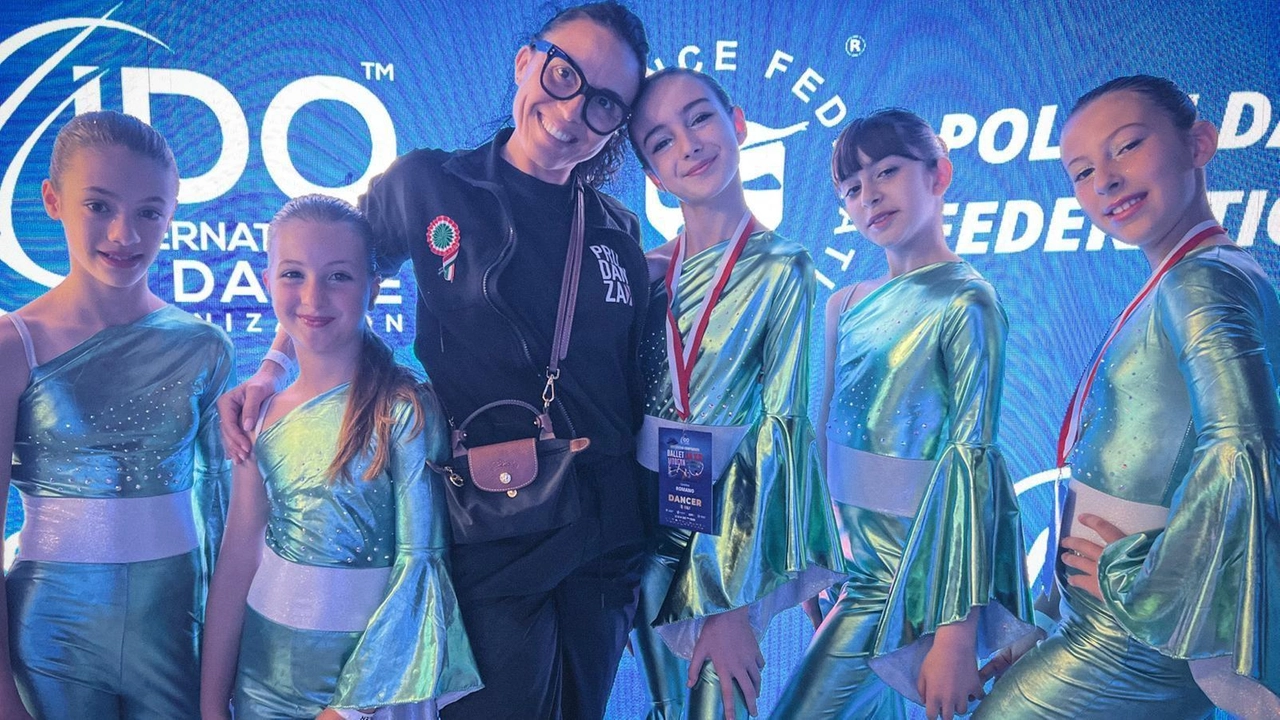 ProDanza. ai campionati europei Ido di Jazz Dance in Polonia con Alice Martinelli Monti, Matilde Neri, Melissa De Maria, Matilde Agostinelli e Carolina Romano ProDanza. ai campionati europei Ido di Jazz Dance in Polonia con Alice Martinelli Monti, Matilde Neri, Melissa De Maria, Matilde Agostinelli e Carolina Romano
