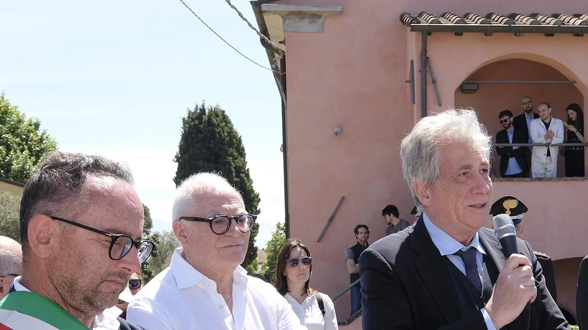 Il prefetto della Spezia Andrea Cantadori ha presenziato insieme al sindaco Alessandro Silvestri alla recente inaugurazione del nuovo museo archeologico di Luni (foto Pasquali) Il prefetto della Spezia Andrea Cantadori ha presenziato insieme al sindaco Alessandro Silvestri alla recente inaugurazione del nuovo museo archeologico di Luni (foto Pasquali)