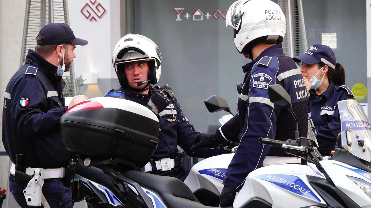 Due automobilisti identificati dalla polizia locale al termine di un’indagine fatta utilizzando le immagini della videosorveglianza (foto d’archivio)