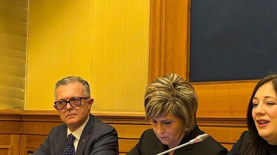 Giuseppe Moretti, presidente dell’associazione ex allievi,. alla Camera con le deputate pratesi. Erica Mazzetti e Chiara La Porta