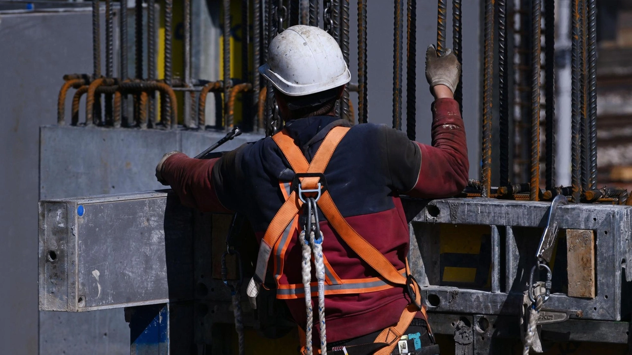 Un operaio impegnato in un cantiere edile (foto d’archivio)