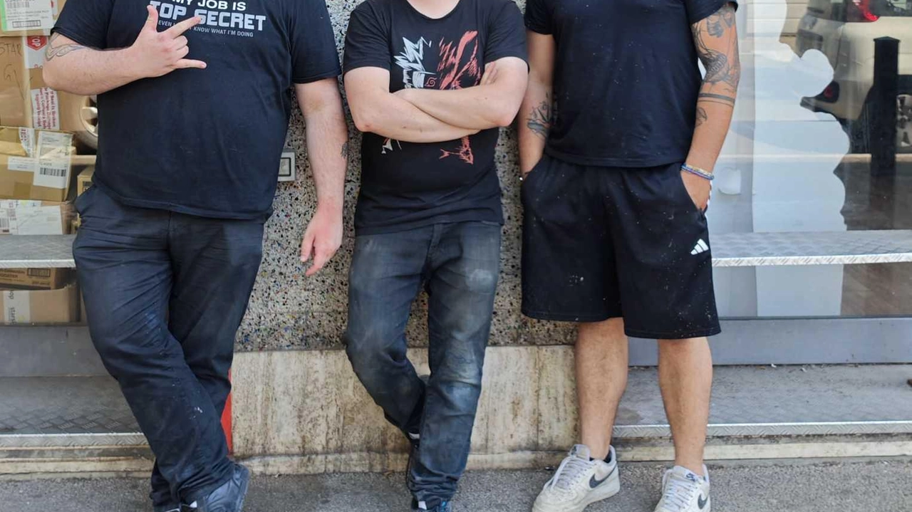 Da sinistra: Alessio e Andrea Guidi e il loro nuovo socio Davide Pecoraro davanti al negozio Da sinistra: Alessio e Andrea Guidi e il loro nuovo socio Davide Pecoraro davanti al negozio