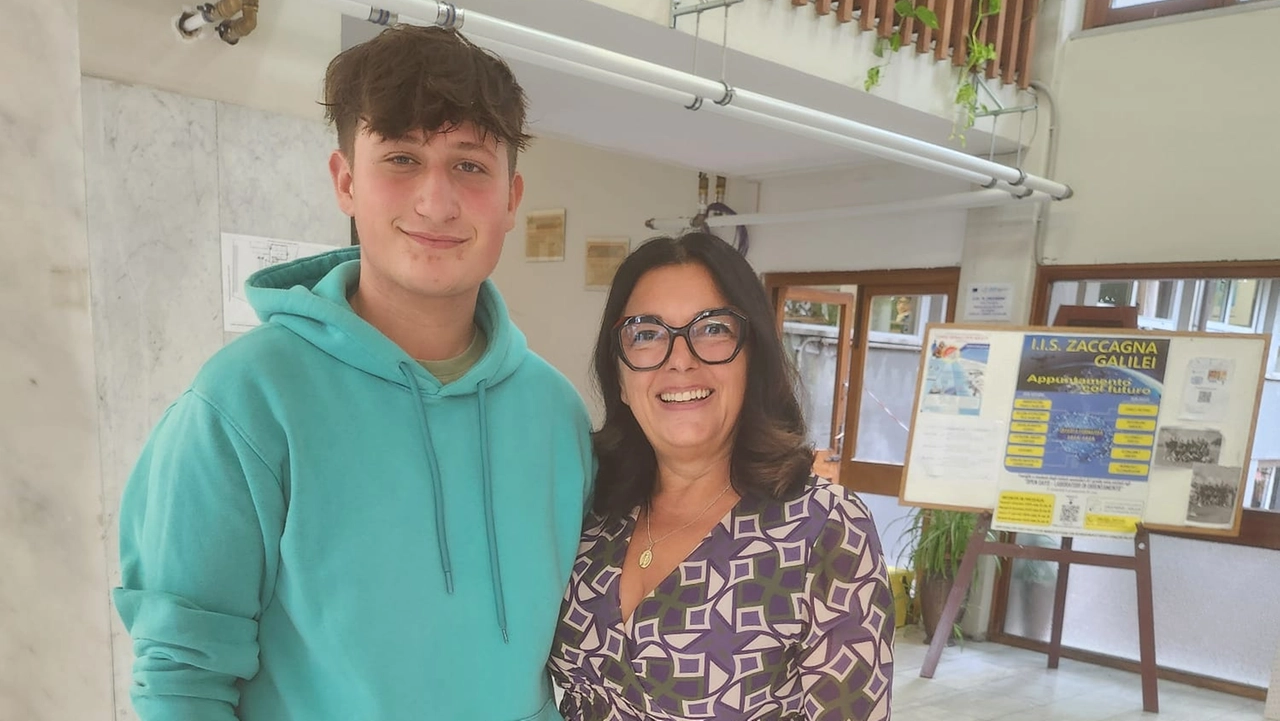 Niccolò Ricci insieme alla collaboratrice scolastica Consuelo Guidi Niccolò Ricci insieme alla collaboratrice scolastica Consuelo Guidi