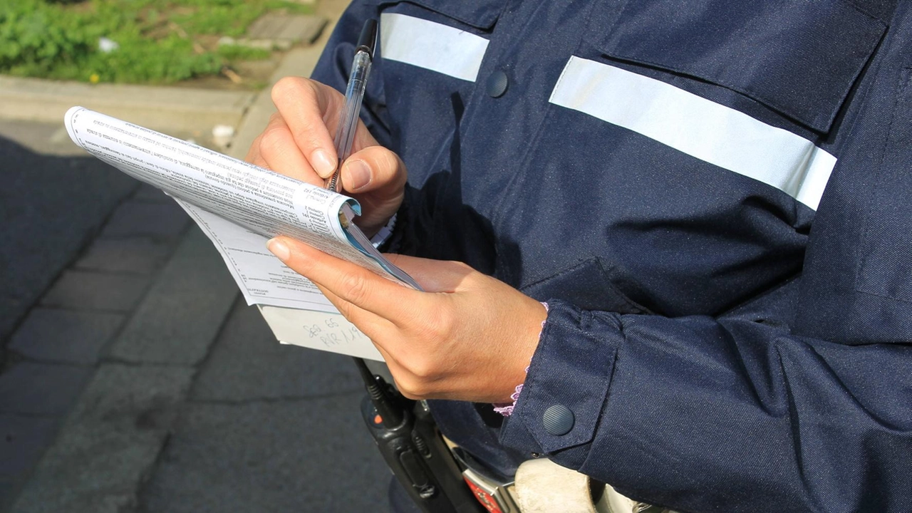 Sanzione di trecentotrenta euro e decurtazione di quattro punti dalla patente Sanzione di trecentotrenta euro e decurtazione di quattro punti dalla patente
